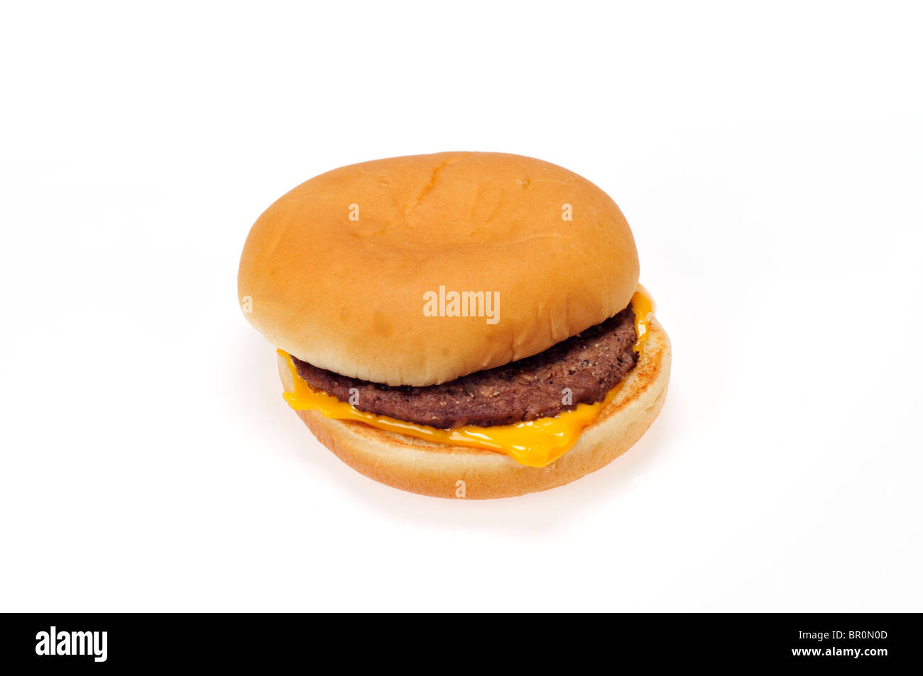 Seul Mcdonalds cheeseburger in pain bun sur fond blanc, cut out. Banque D'Images
