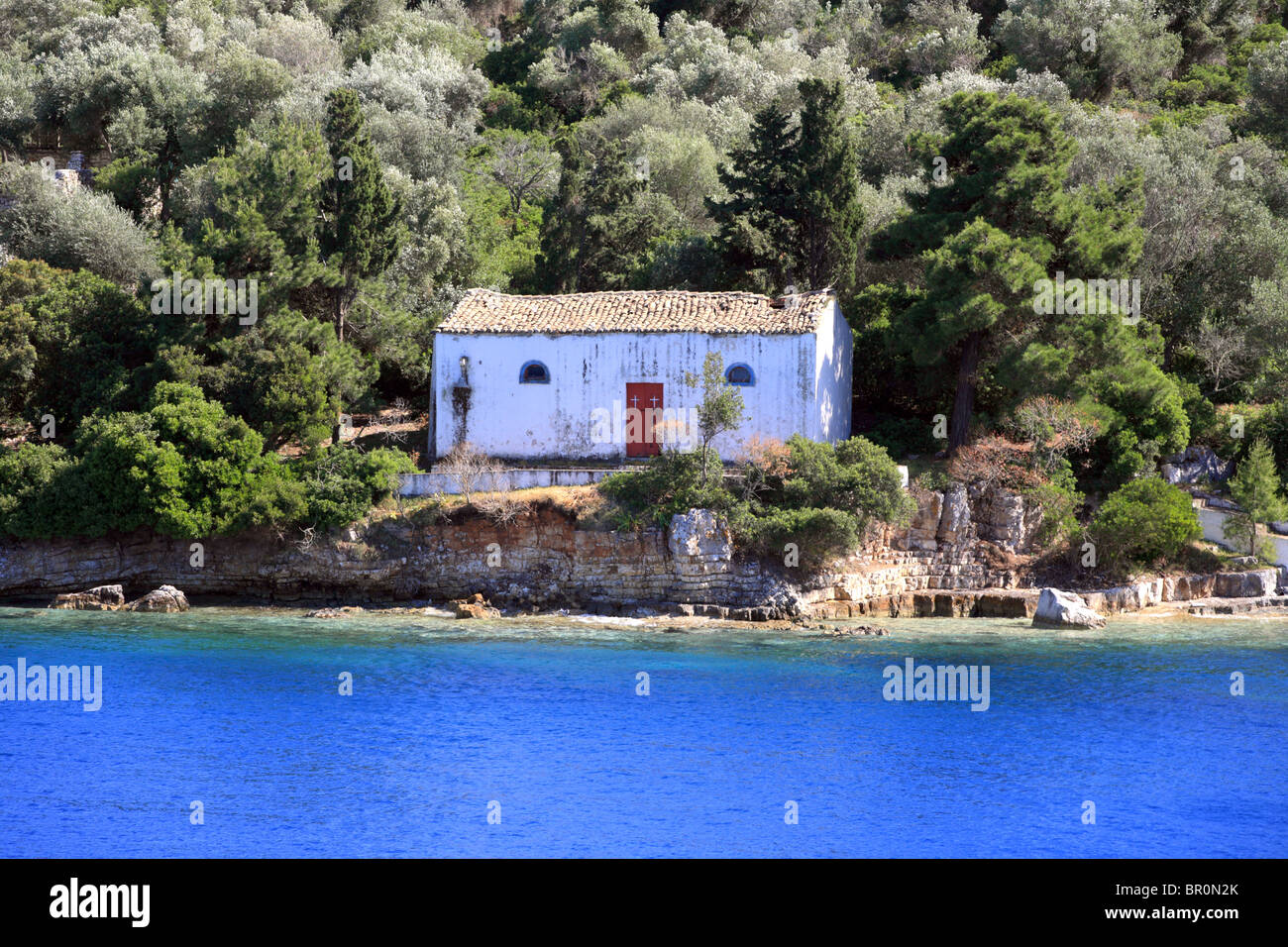 Petite chapelle grecque à l'entrée du port de Gaios sur une petite île inhabitée. Paxos. Banque D'Images