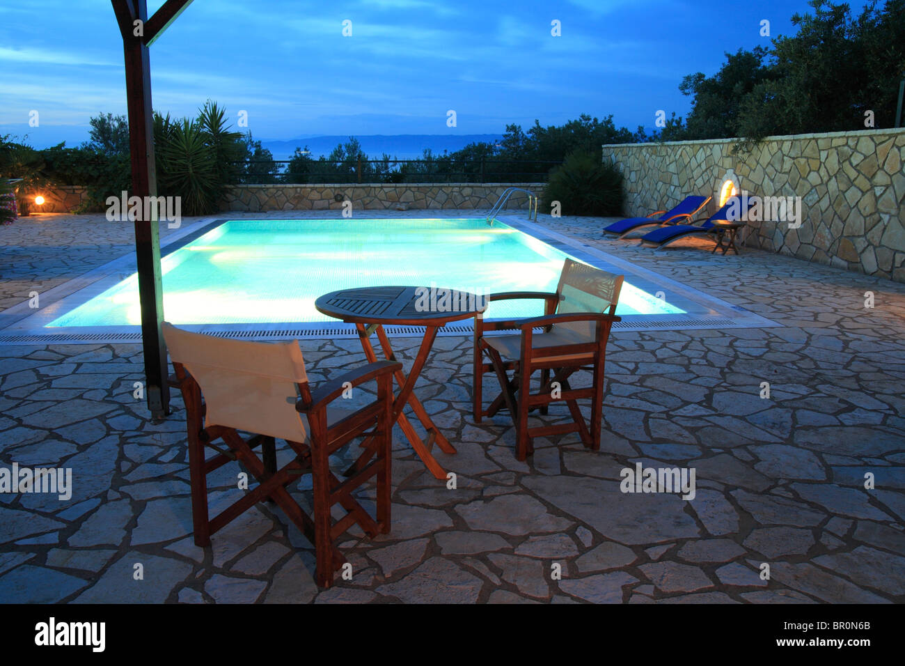 Villa privée extérieure, table et chaises en début de soirée. Paxos la Grèce. Banque D'Images