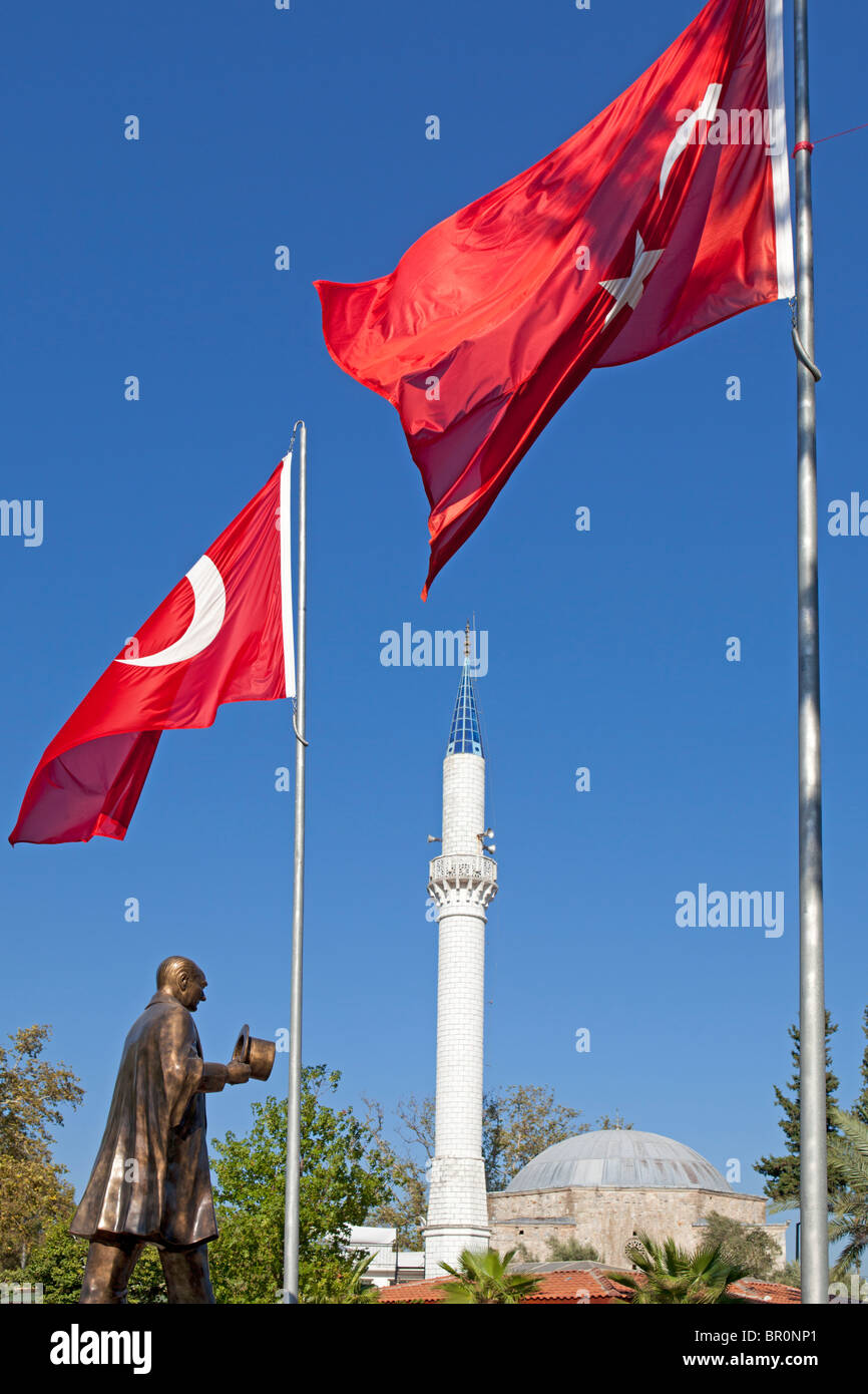 Statue d'Atatürk, minaret et les drapeaux turcs à Dalyan, Dalyan Delta, bain turc, la Turquie mer Egéé Banque D'Images