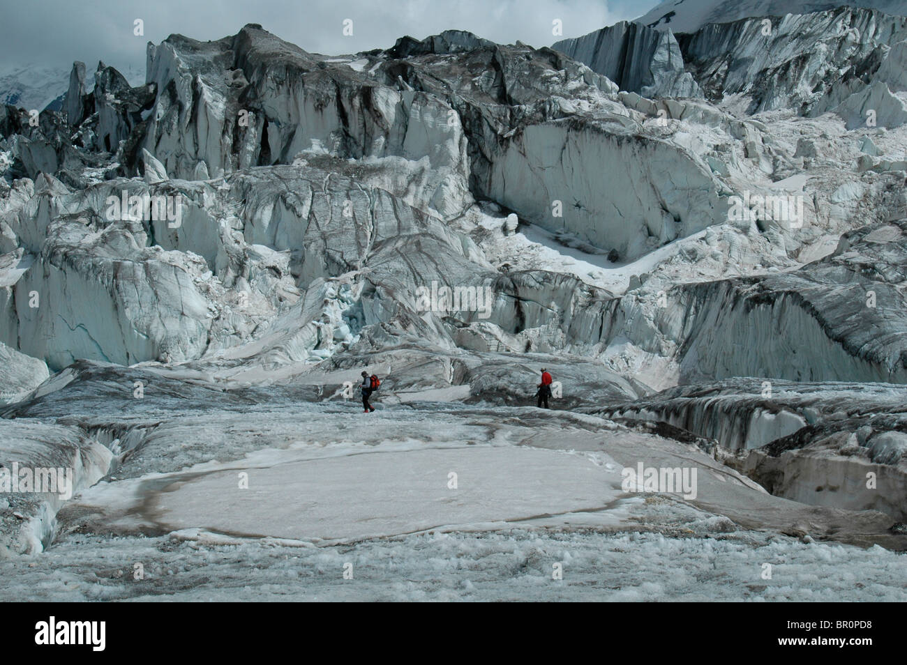 Les randonneurs en face d'un lac glaciaire au Kirghizistan. Banque D'Images