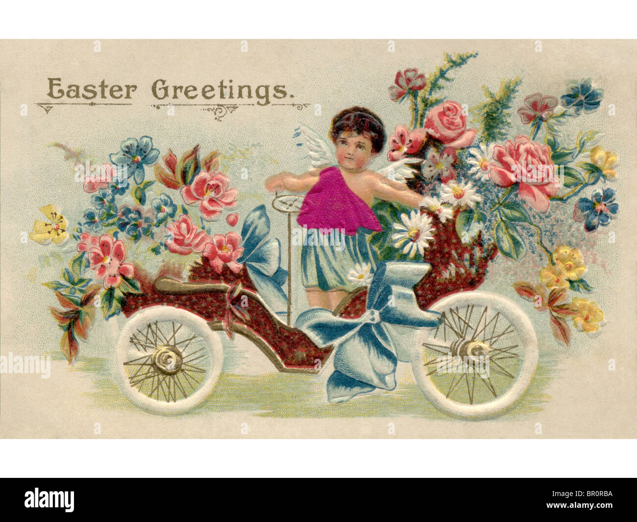 Une carte postale de Pâques vintage avec un chérubin équitation une antique voiture pleine de fleurs Banque D'Images