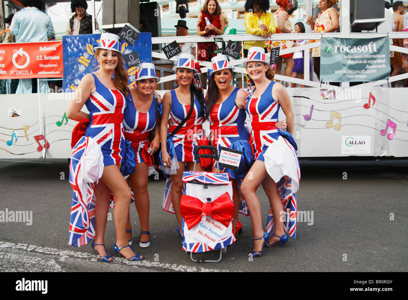 English les femmes vêtues de robes Union Jack au carnaval dans les îles canaries Banque D'Images