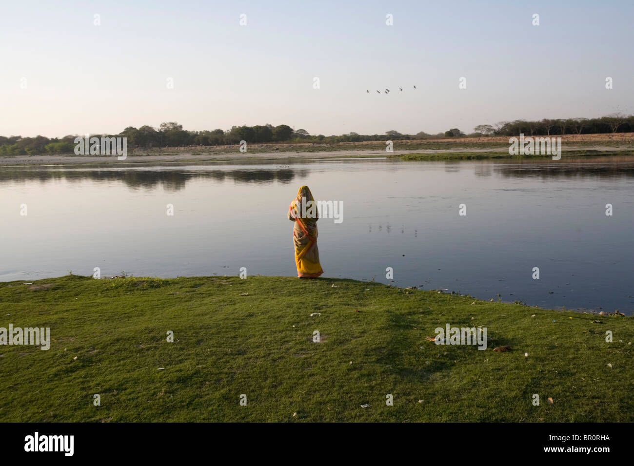 La femme de la rivière Yamuna, Agra, Uttar Pradesh, Inde. Banque D'Images