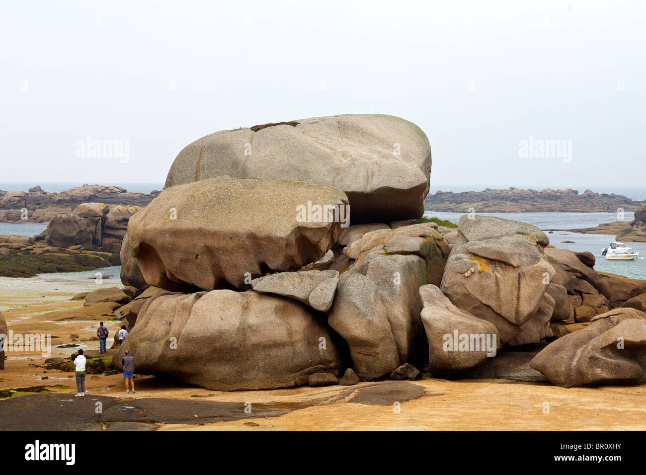 D'énormes rochers sur la plage de Tregastel sur la côte de Granit Rose de Bretagne en France Banque D'Images