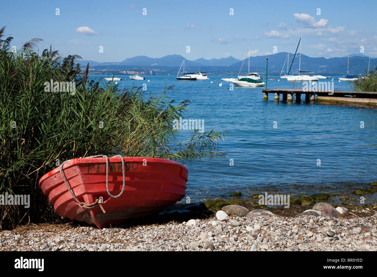 Bateau à rames rouge, le lac de Garde, Italie Banque D'Images