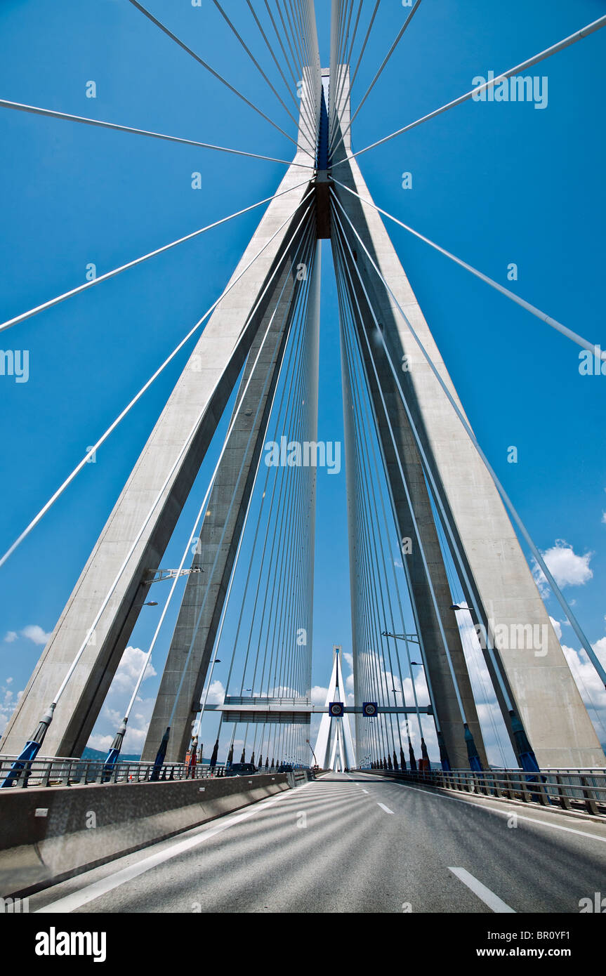 Le Rio - Antirrio bridge, près de Patras, reliant le Péloponnèse à la Grèce continentale à travers le golfe de Corinthe. Banque D'Images