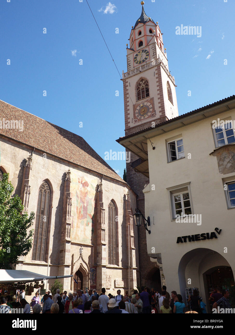 Cathédrale de Saint-Nicolas dans la ville médiévale de Meran ou Merano Italie Tyrol du Sud Banque D'Images