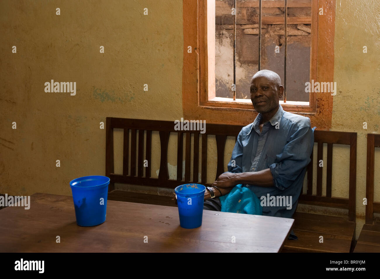 La vente de bière de banane shebeen, Moshi, Tanzanie Banque D'Images