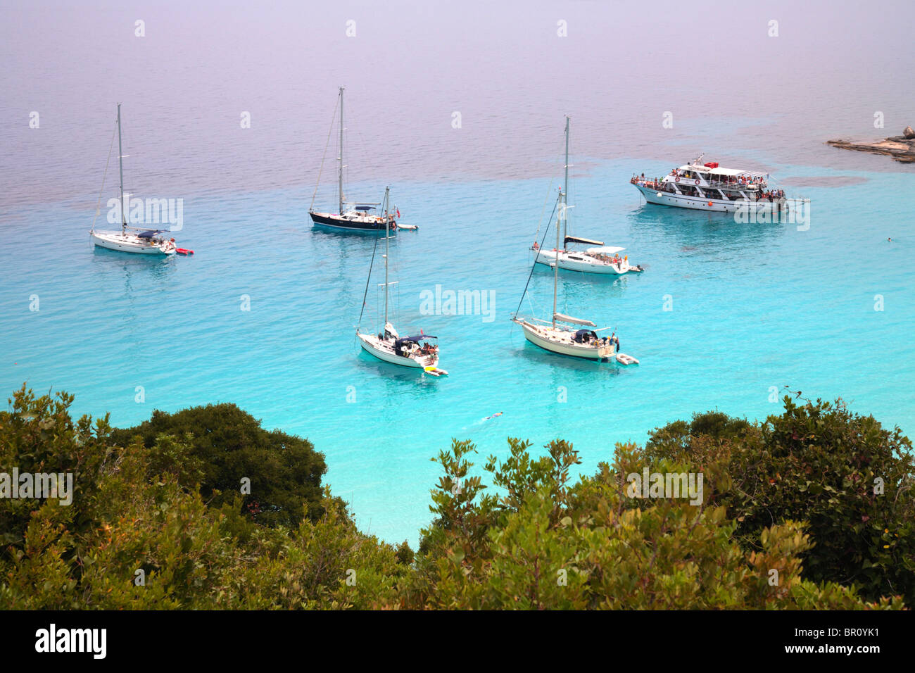 Voutoumi Paxos Anti yachts et bateaux de plaisance amarrés dans la baie de couleur turquoise. La Grèce. Banque D'Images