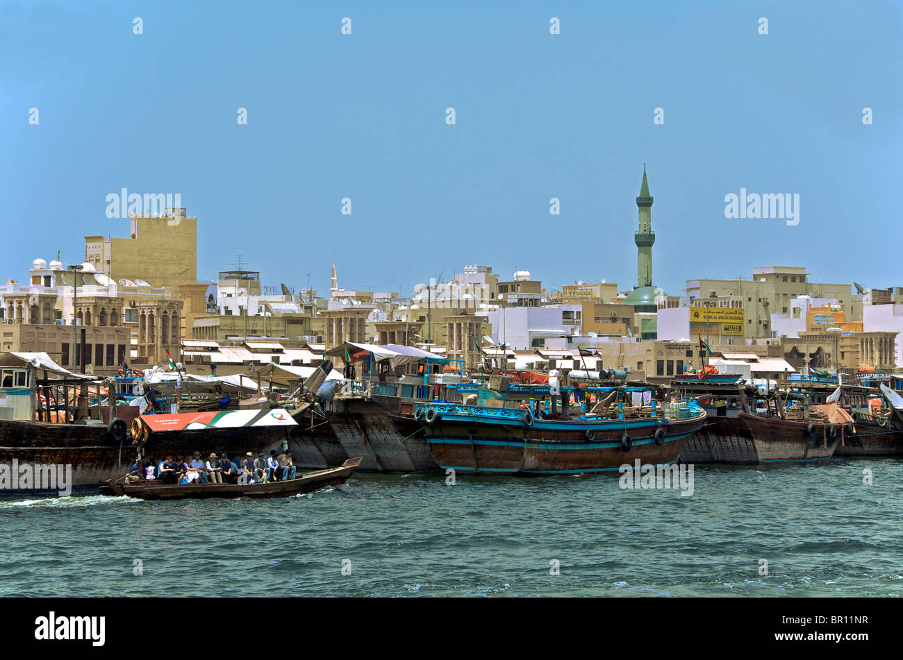 La crique animée de Dubaï et le quartier de Deira dans le vieux Dubaï des Émirats Arabes Unis Banque D'Images