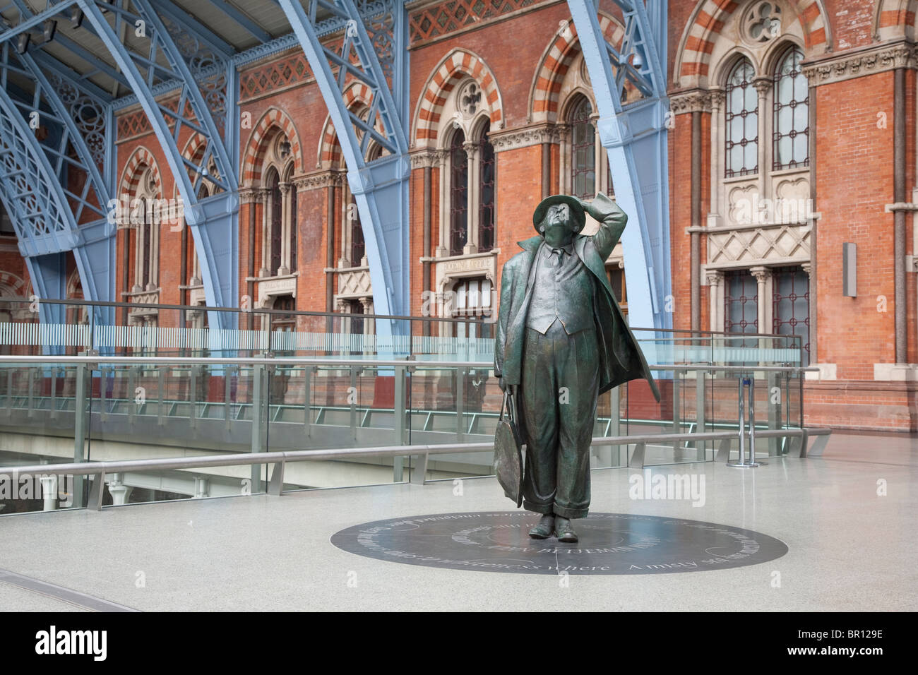 Statue de John Betjeman à St Pancras International Railway Station, London Banque D'Images