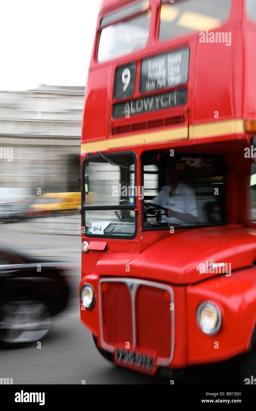 London routemaster bus dans motion à Trafalgar Square Banque D'Images