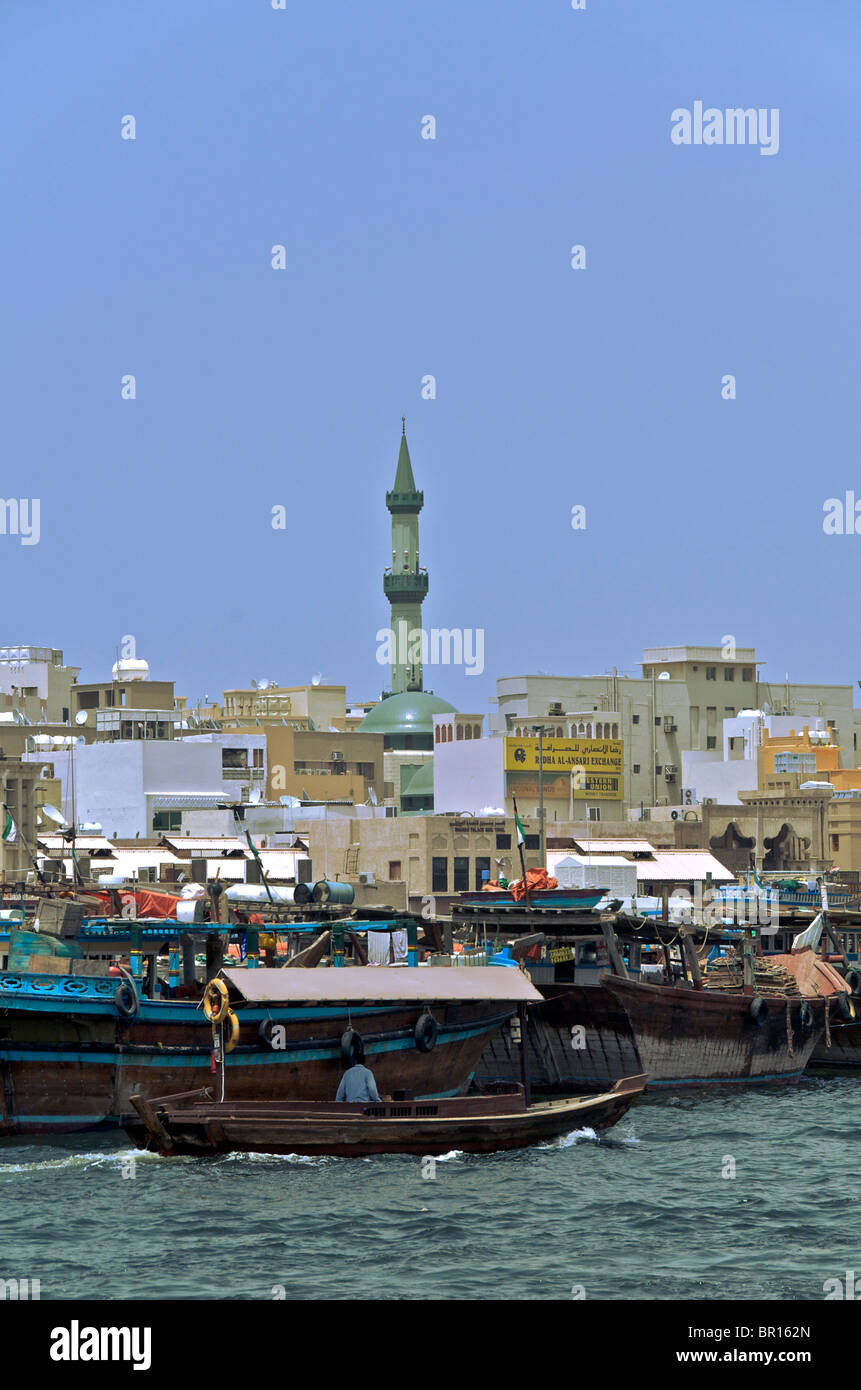 La crique animée de Dubaï et le quartier de Deira dans le vieux Dubaï des Émirats Arabes Unis Banque D'Images