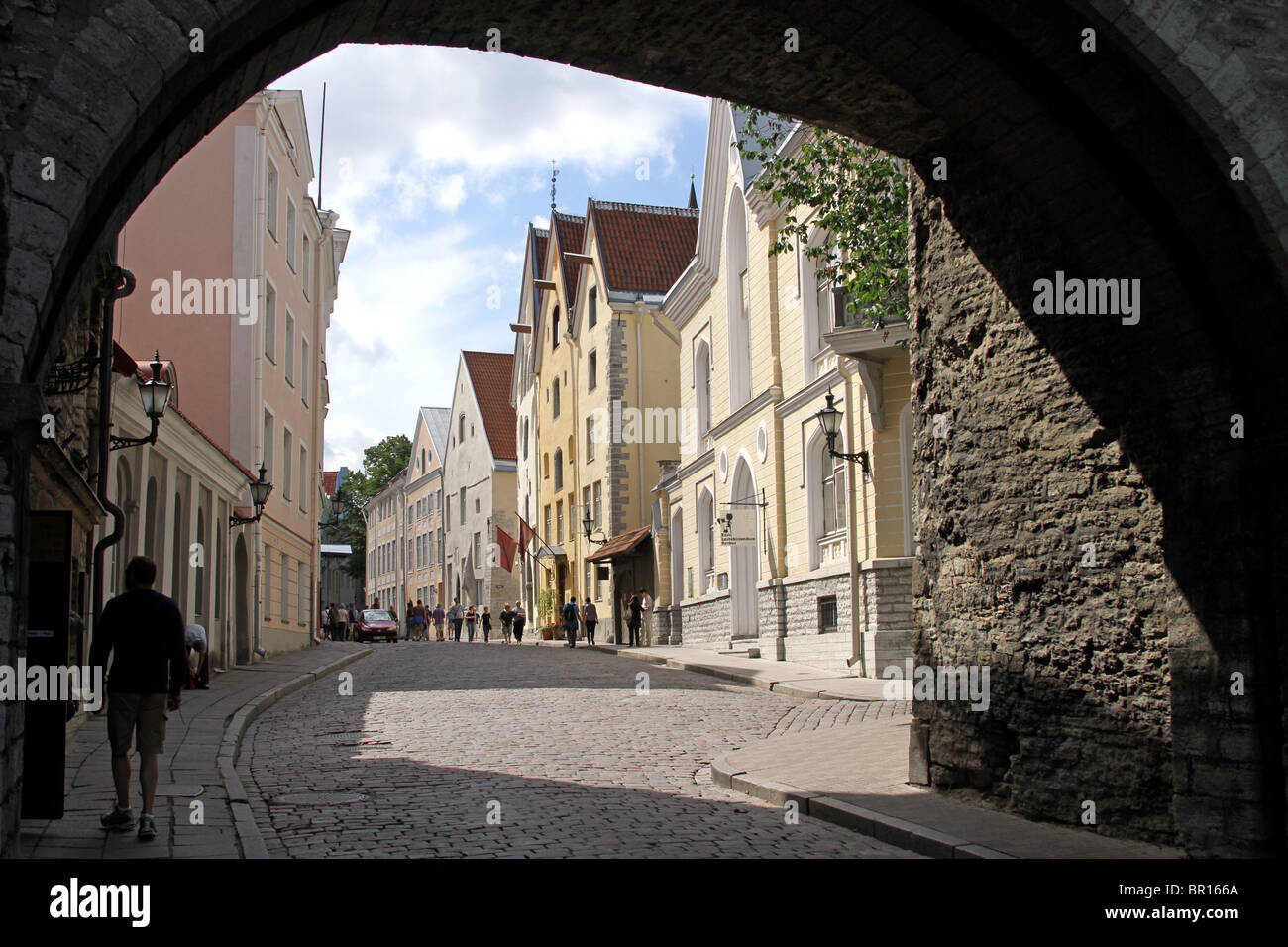 Bâtiments vus à travers la grande porte de la côte sur le Pikk à Tallinn, Estonie Banque D'Images