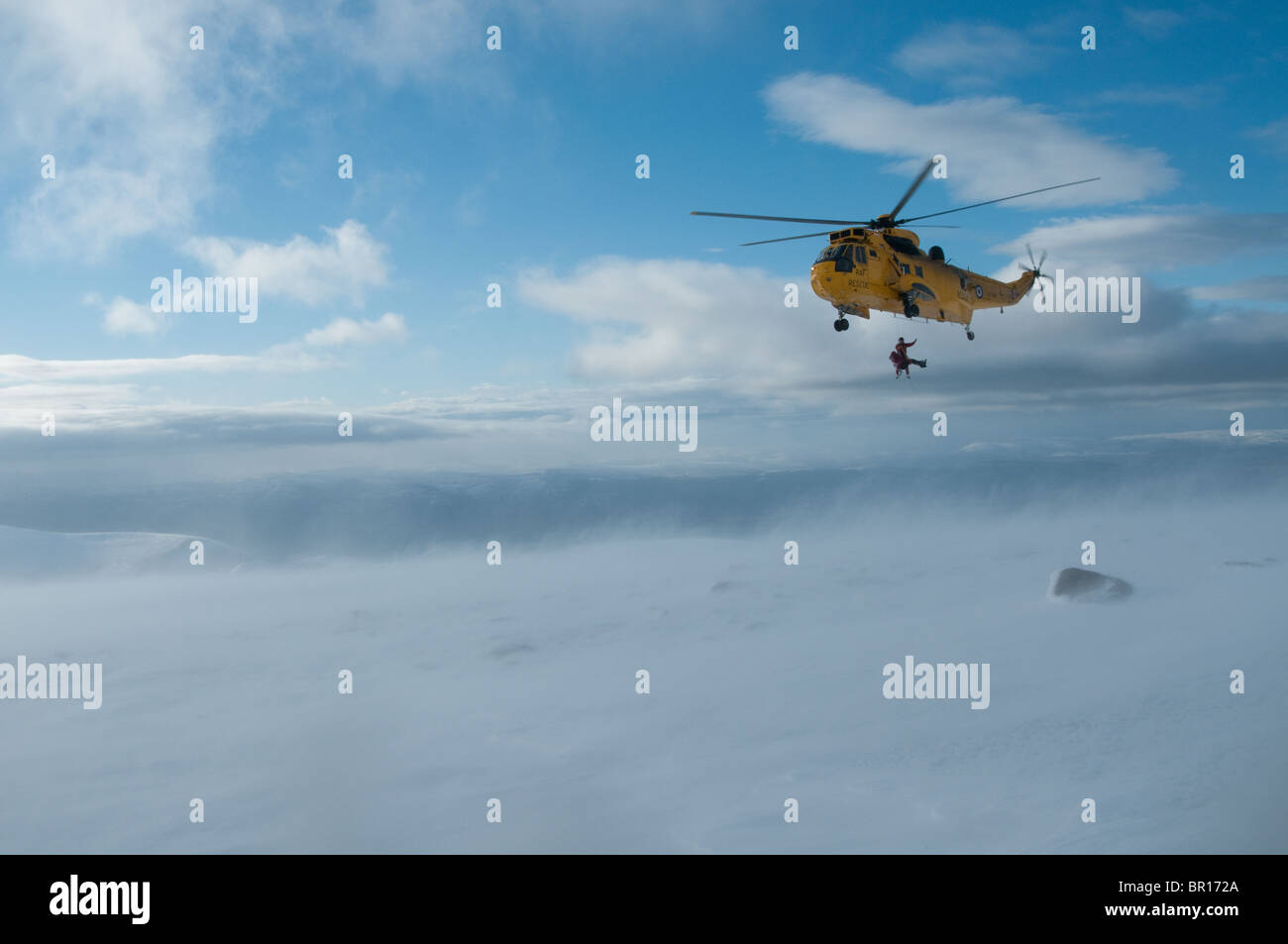 Sauvetage par hélicoptère Sea King de grimpeurs par RAF le sauvetage en montagne à Coire une Lochain, Nord de Corries, le Parc National de Cairngorms Banque D'Images