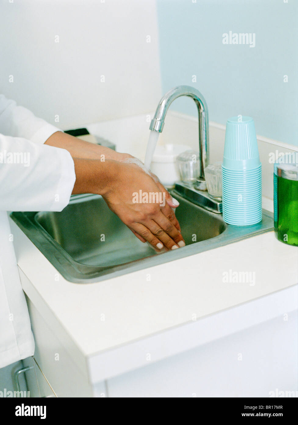 Woman washing hands Banque D'Images