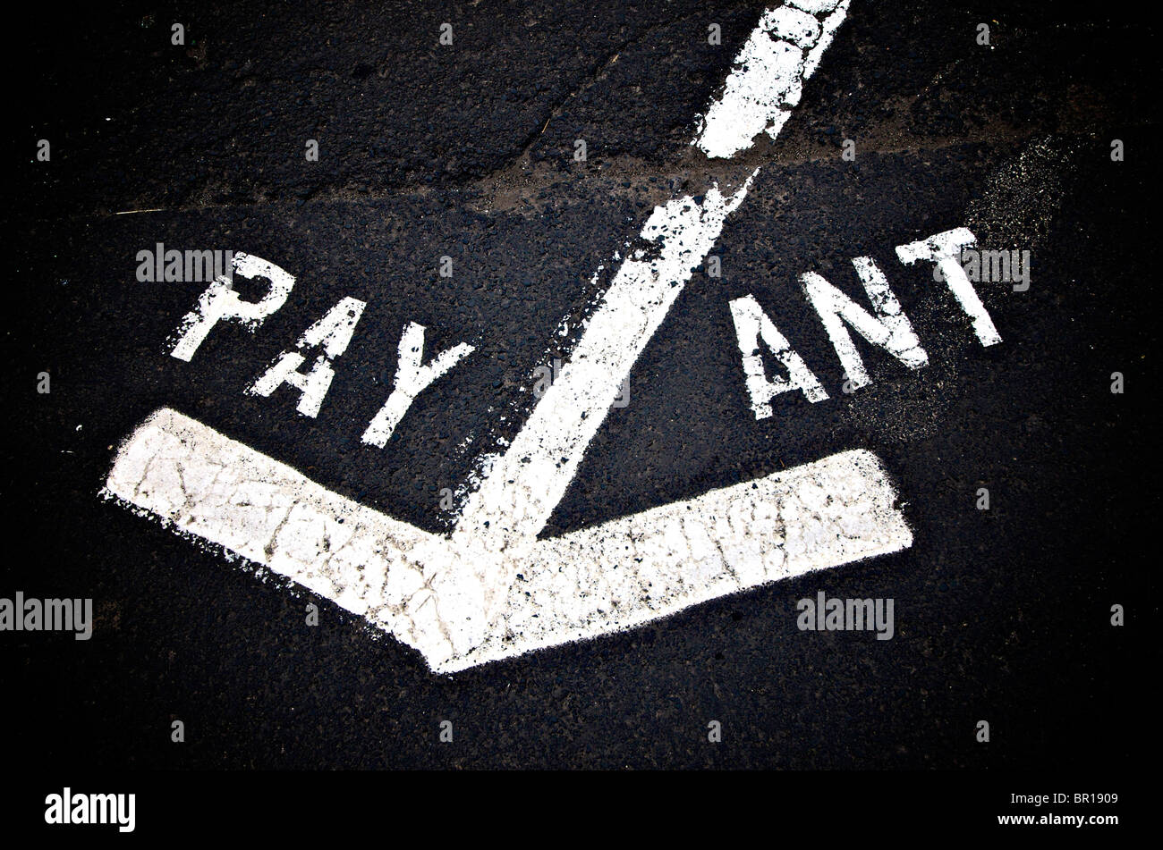 Signe payant marqué sur le trottoir indiquant le paiement du stationnement requis dans la zone urbaine. France Banque D'Images