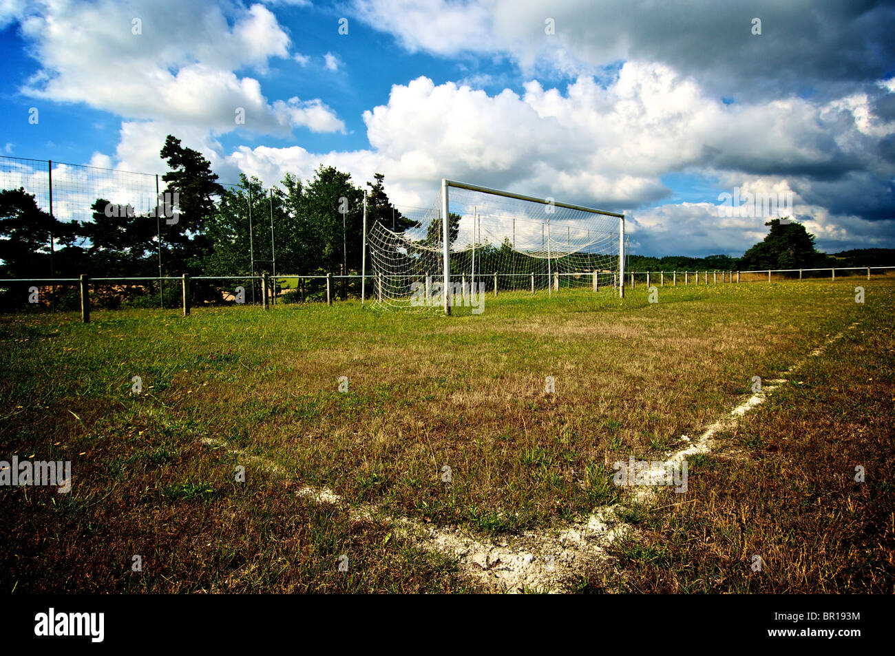 Portique et terrain de football Banque D'Images