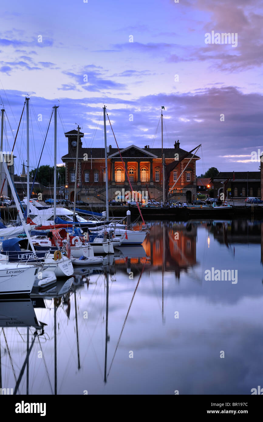 L'Ancienne Douane - Ipswich Marina au coucher du soleil Banque D'Images