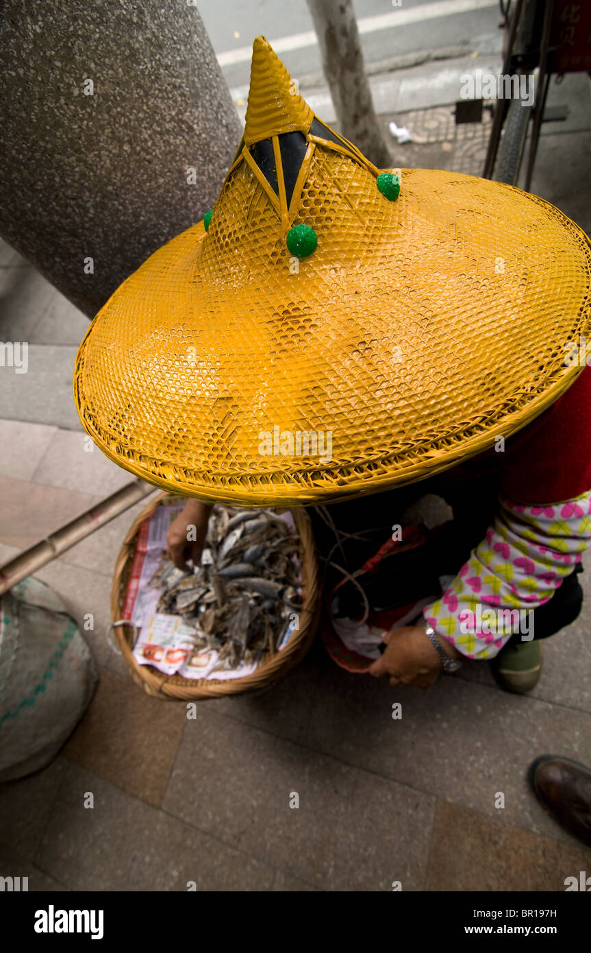 Un Hawker à Quanzhou portant un chapeau traditionnel. Banque D'Images