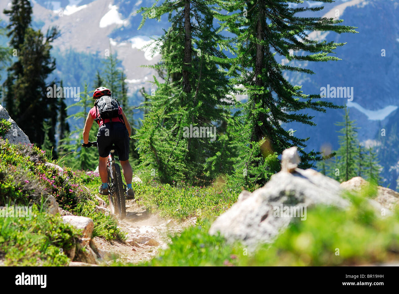 Une femme de vélos le long d'un sentier à Mazama, Washington. Banque D'Images