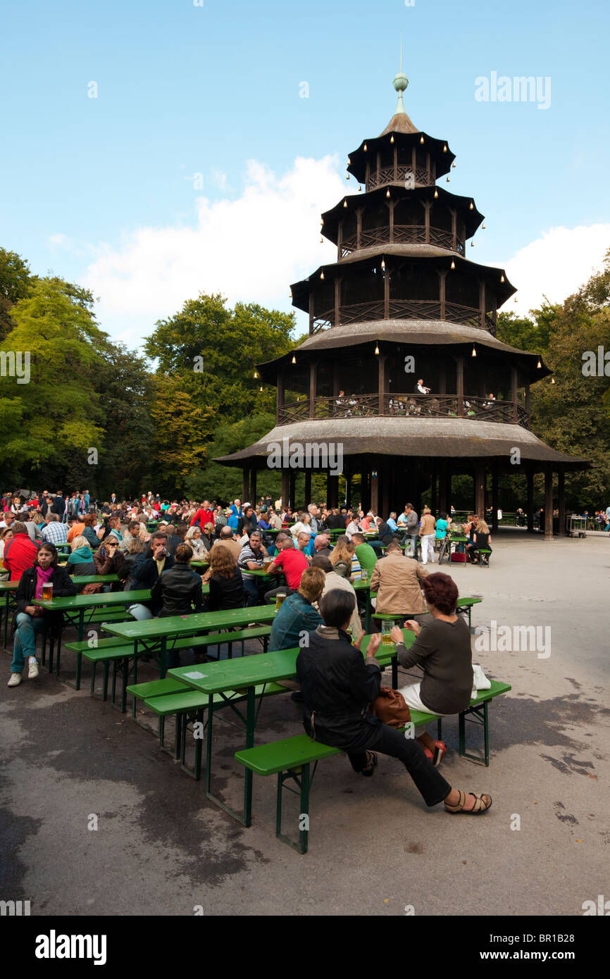 Chinesischer Turm tower et le café en plein air à l'Englischer Garten, Munich Banque D'Images