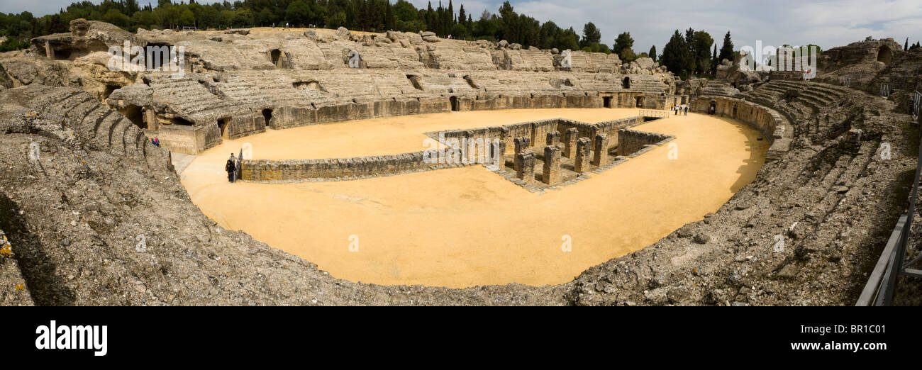 Vue panoramique sur l'amphithéâtre romain de la ville romaine en ruine de Italica / Itálica près de Séville, en Espagne. Banque D'Images