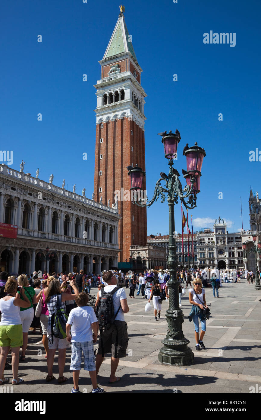 Le Campanile de San Marco, la place Saint Marc, Venise, Italie avec les touristes Banque D'Images