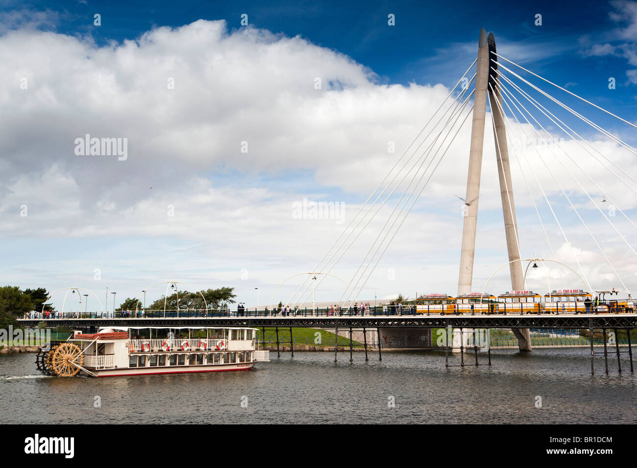 Royaume-uni, Angleterre, Merseyside, Southport, le lac marin, Southport Belle faire du bateau à passagers à prendre en vertu de croisière pier Banque D'Images