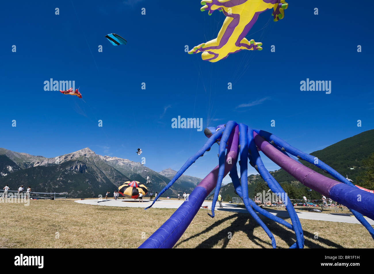 Italie Piémont Turin Sauze d'Oulx une exposition de cerfs-volants dans la vallée de Susa Banque D'Images