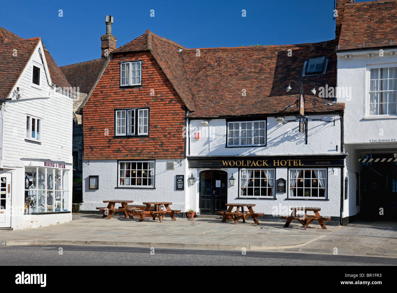 Tenterden High Street avec « Woolpack Hotel » 15ème siècle Coaching Inn, Kent, Angleterre, Royaume-Uni Banque D'Images