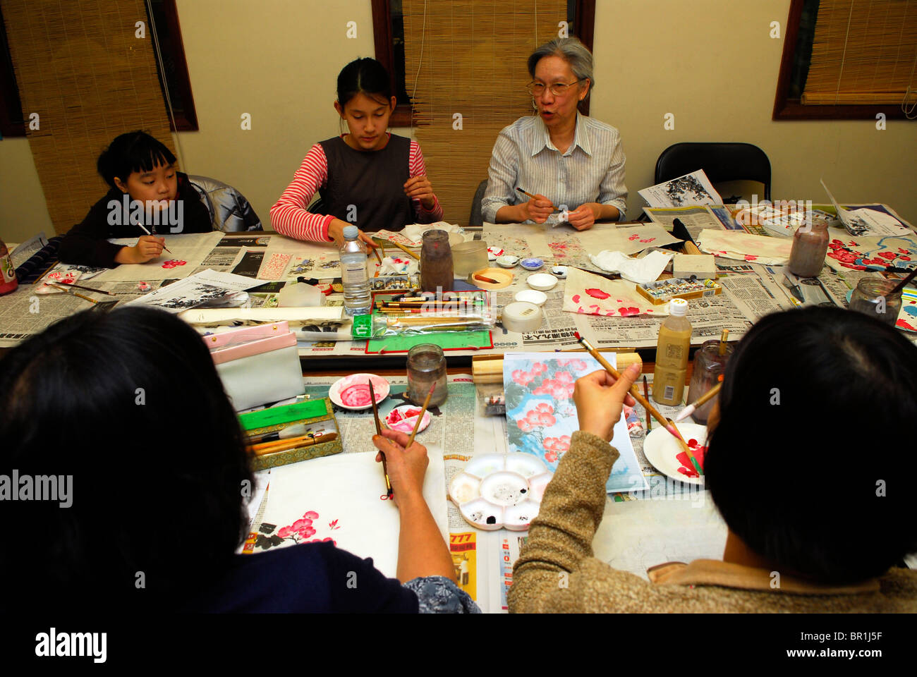 Classe de peinture à un centre communautaire chinois, Londres, Royaume-Uni. Banque D'Images