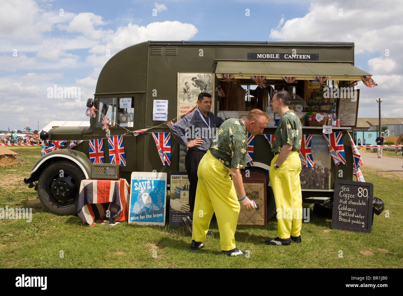 Les membres de la 'Jive Aces swing band ont une pause thé. Banque D'Images