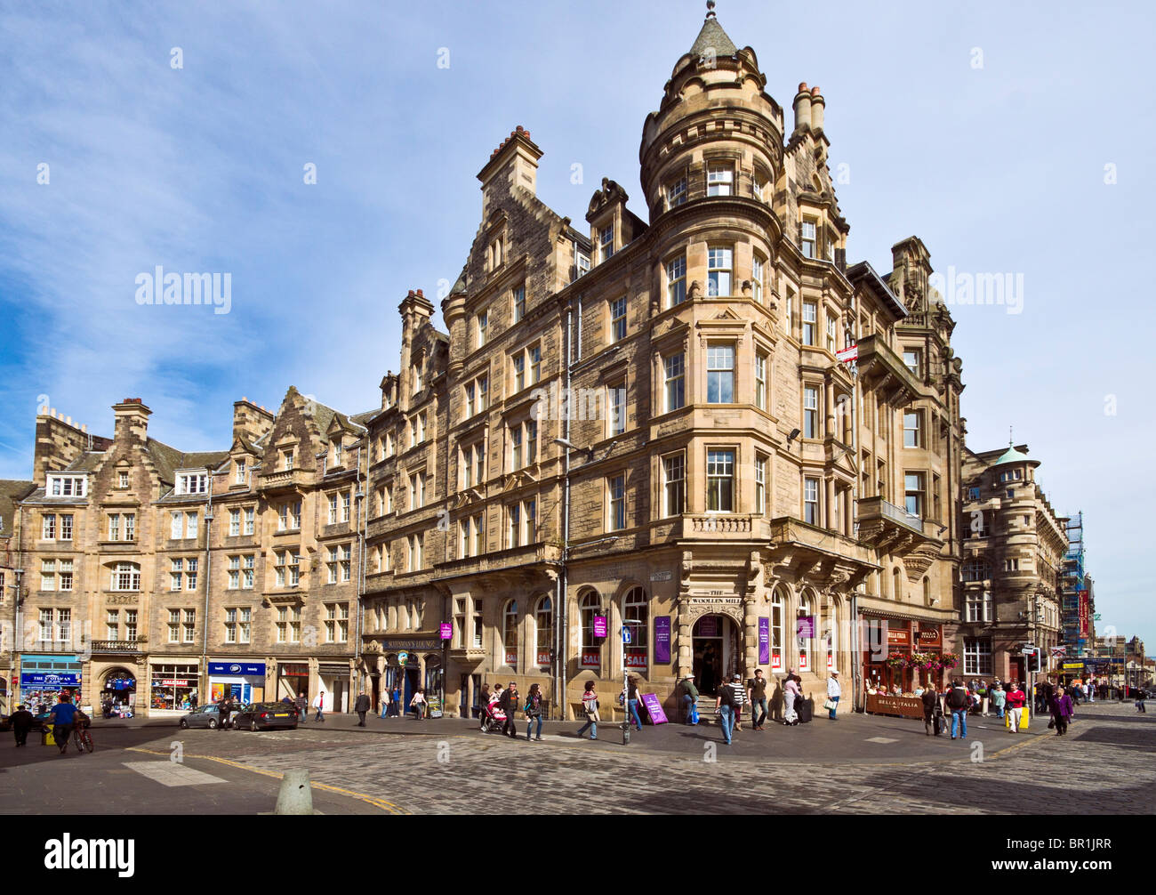 Coin de High Street dans le Royal Mile Edinburgh et Cockburn Street avec ses commerces Banque D'Images