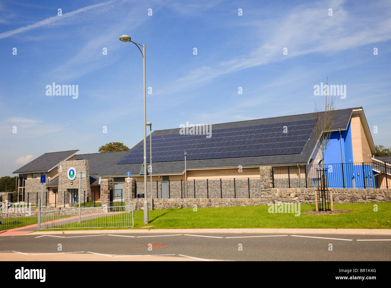 Nouvelle école primaire Ysgol Y Graig bâtiment avec des panneaux solaires sur le toit pour réduire l'empreinte carbone. Llangefni Isle of Anglesey au nord du Pays de Galles Royaume-uni Grande-Bretagne Banque D'Images