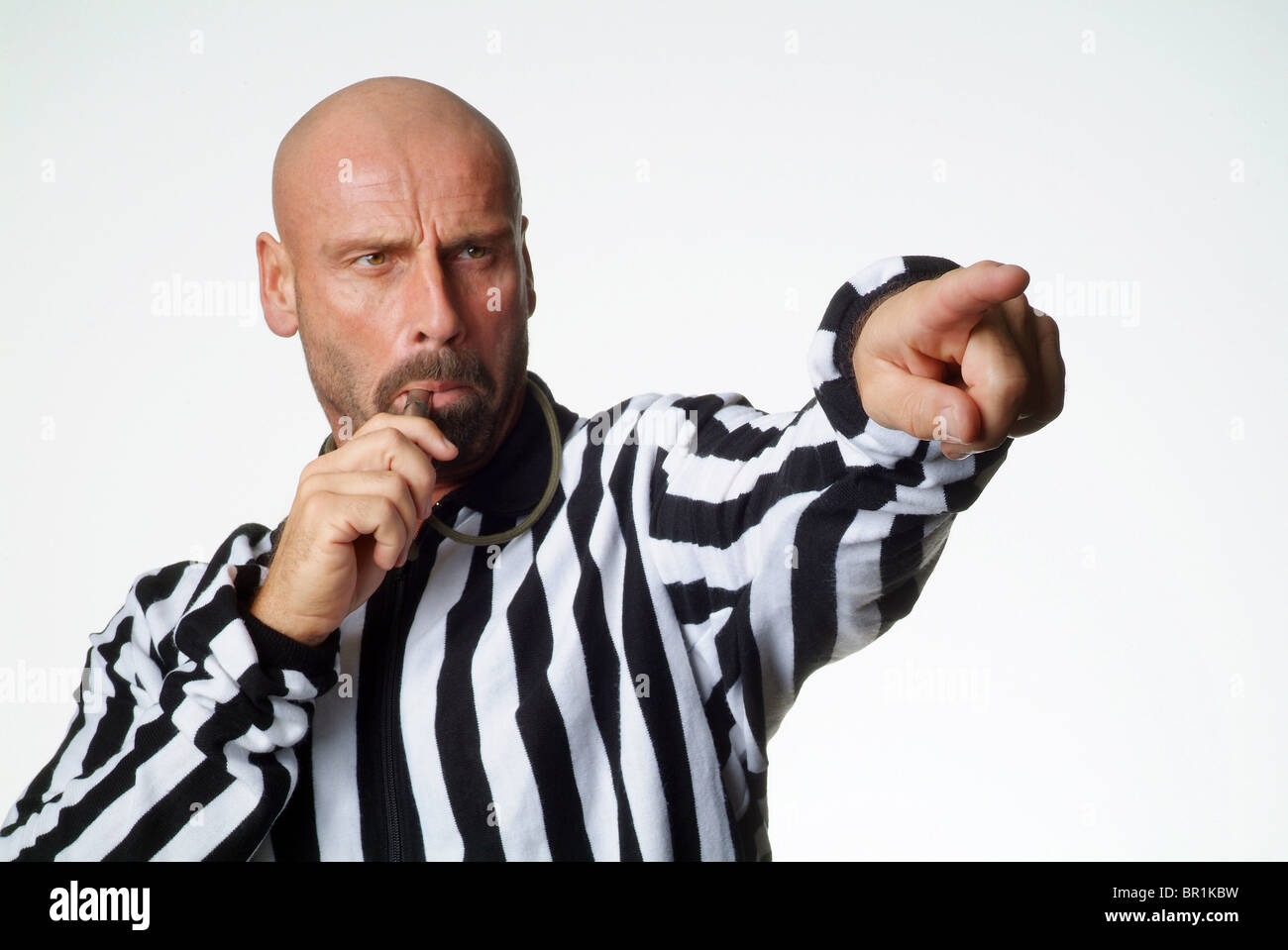 Un arbitre de football donner des instructions Banque D'Images