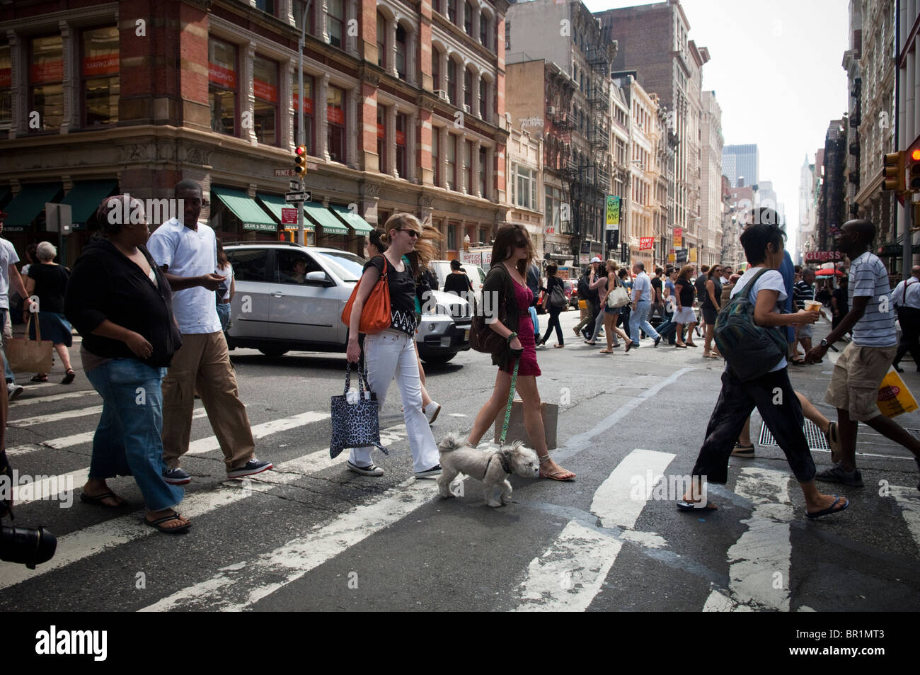 Des hordes de shoppers cross Broadway à Prince Street à Soho, à New York, le samedi 4 septembre 2010. (© Frances M. Roberts) Banque D'Images