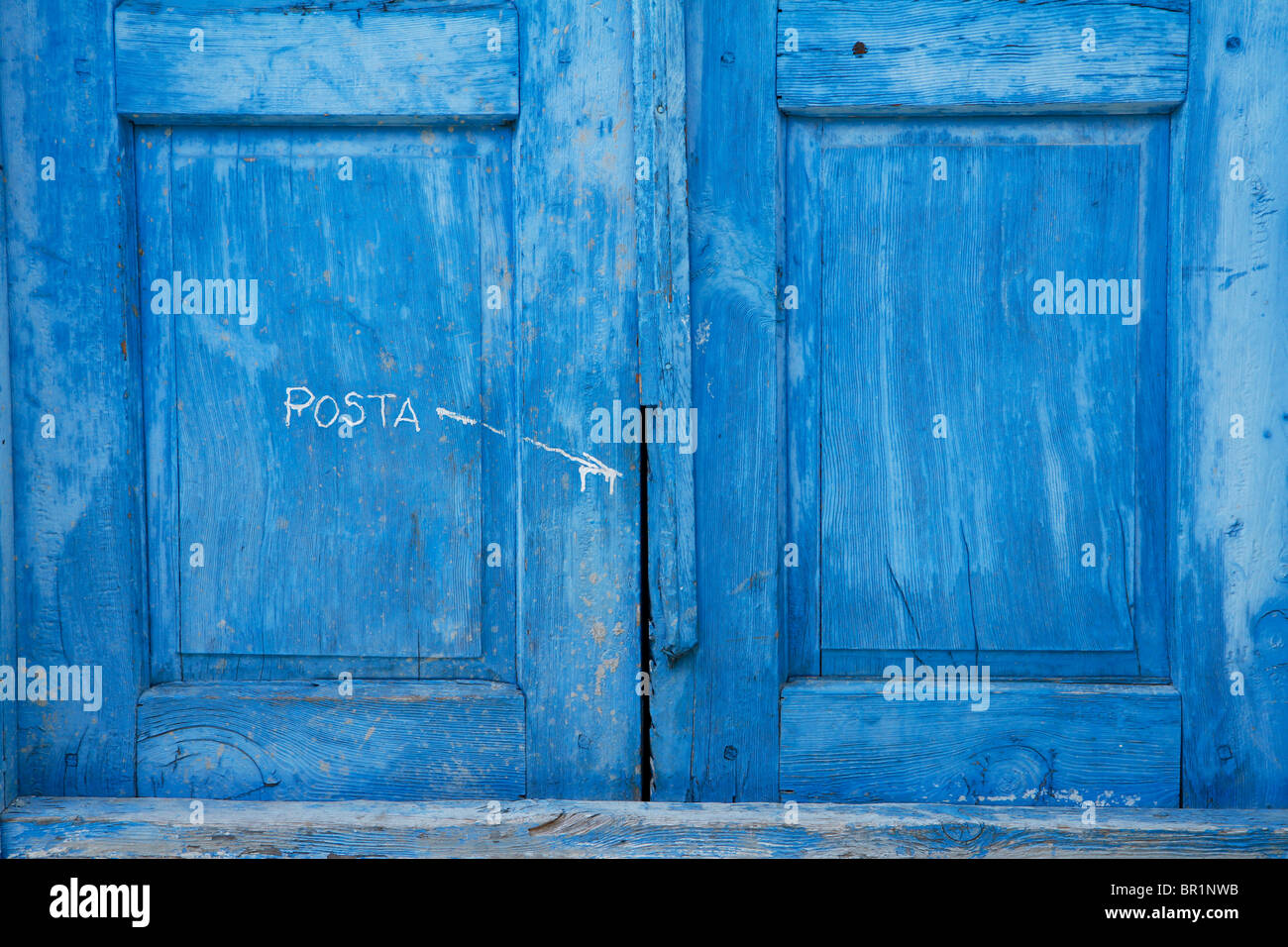 Roman sur letterbox vieille porte en bois bleu, Kas, Turquie Banque D'Images