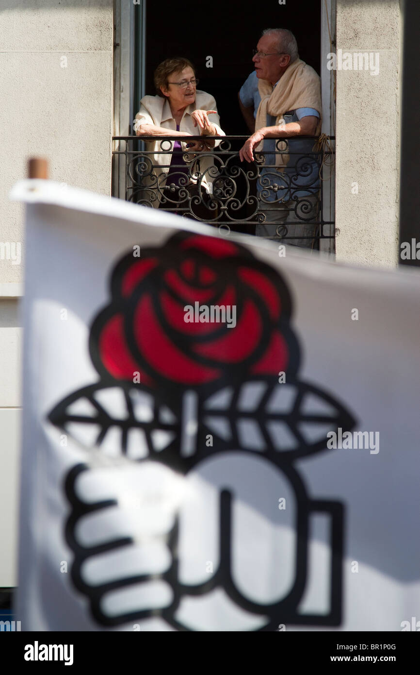Couple à la fenêtre au-dessus du logo du parti socialiste, au cours de la démonstration proposée sur la réforme des retraites Paris France 07/09/10 Banque D'Images