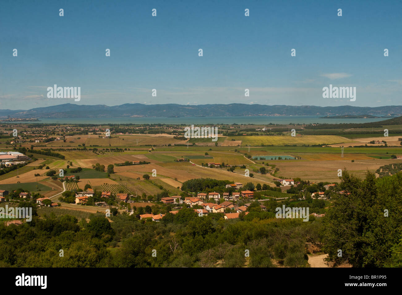 Vue du lac Trasimène en Ombrie de Panicale près de Pérouse Banque D'Images