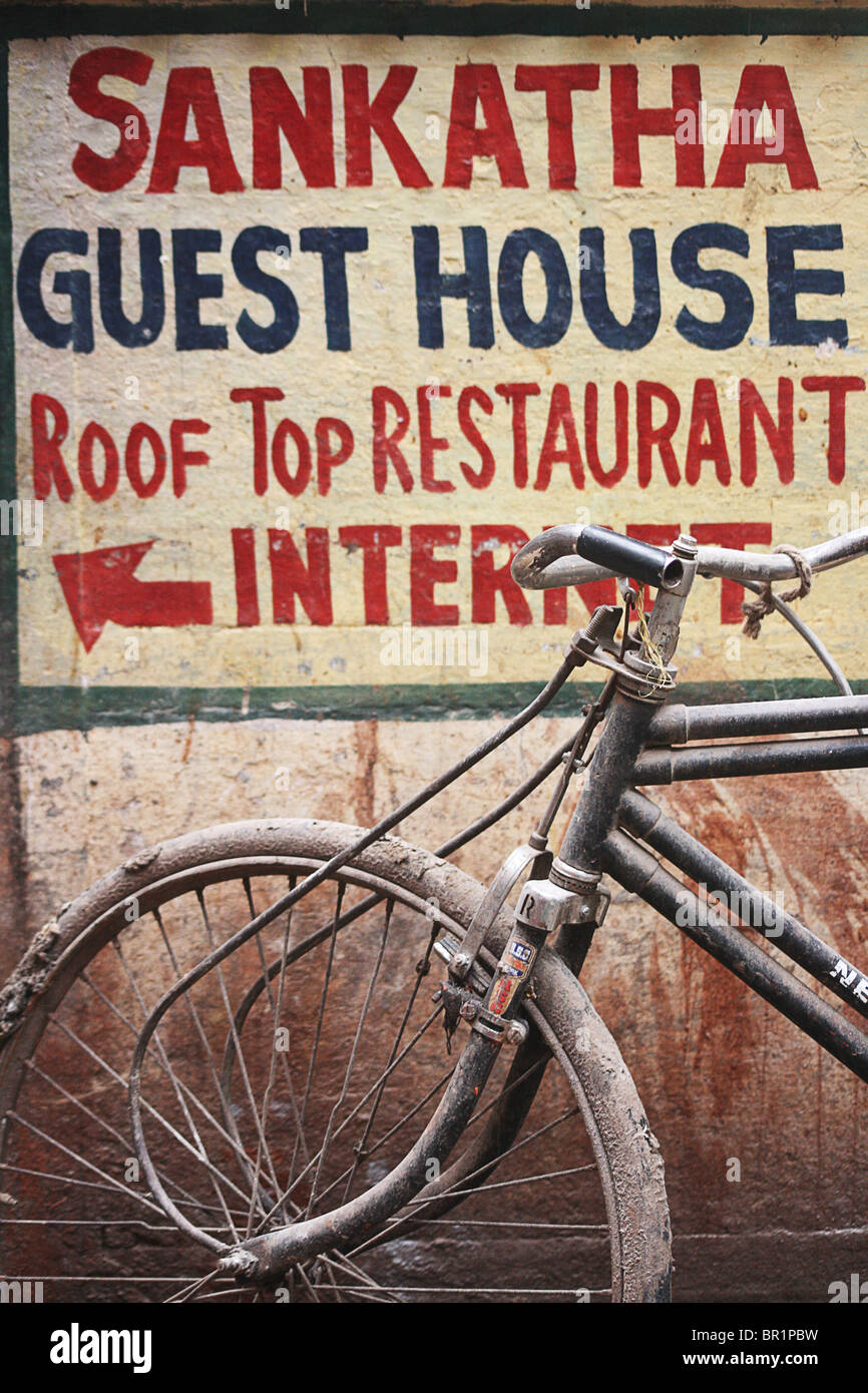 Adveritisement mur peint d'un guesthouse à Varanasi, Inde. Banque D'Images