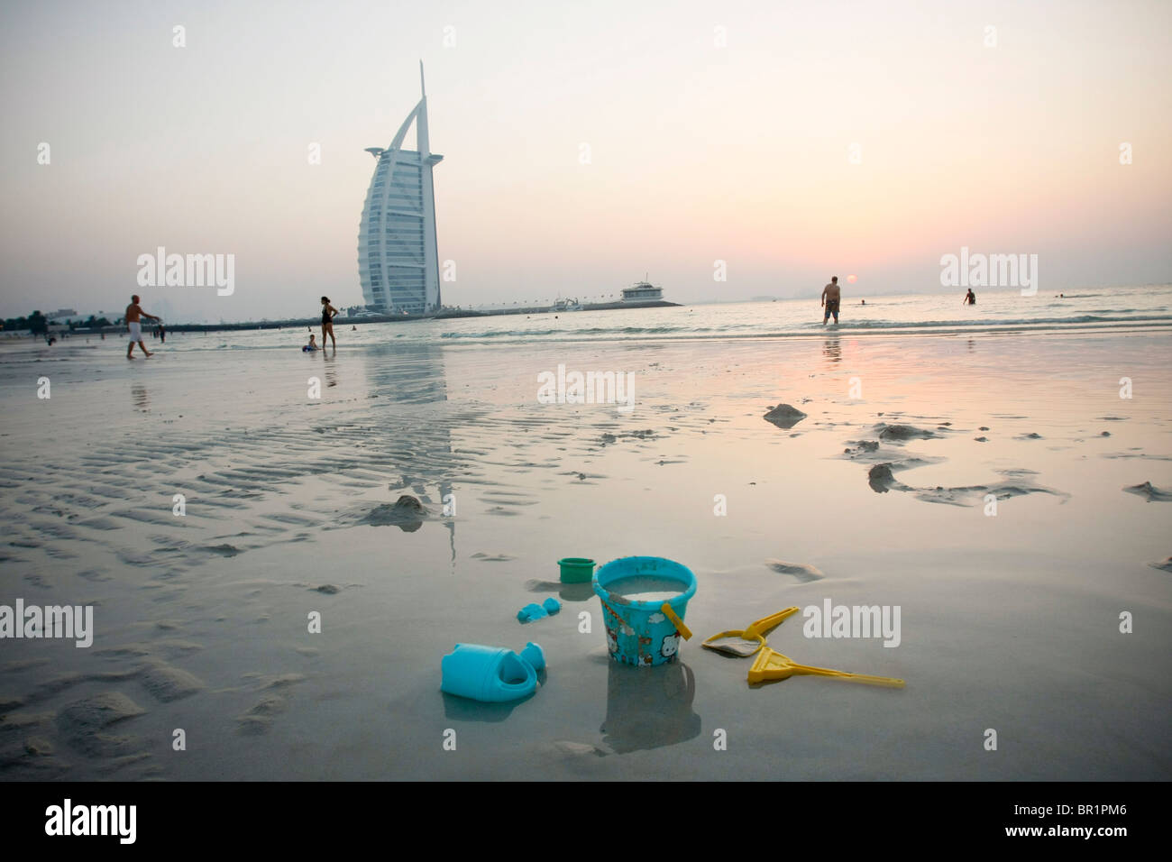 Une vue sur la plage de Jumeirah et le Burj al-Arab à Dubaï, Émirats arabes unis Banque D'Images