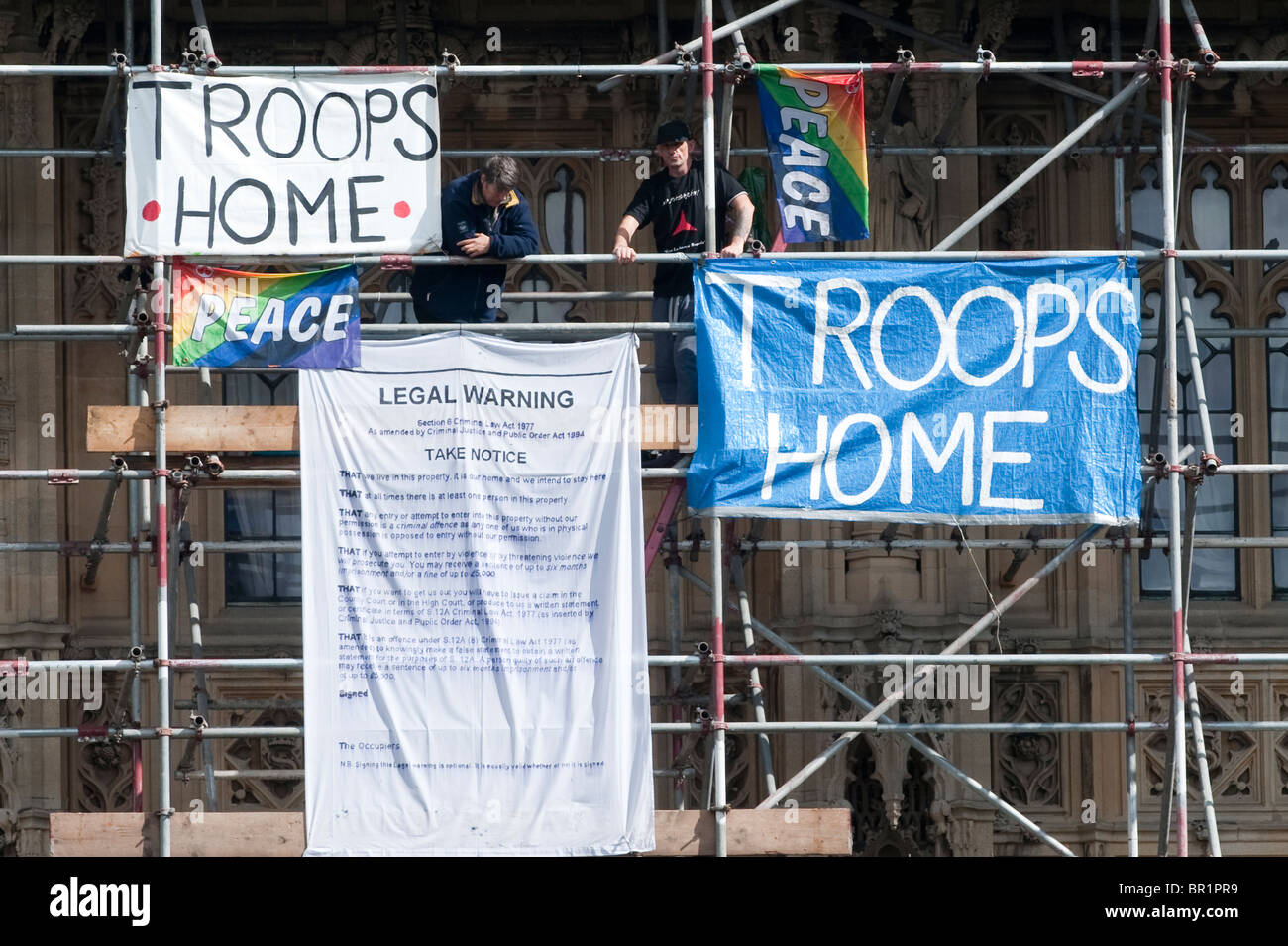 La guerre contre les manifestants grimpent sur les chambres du parlement à Londres. Banque D'Images