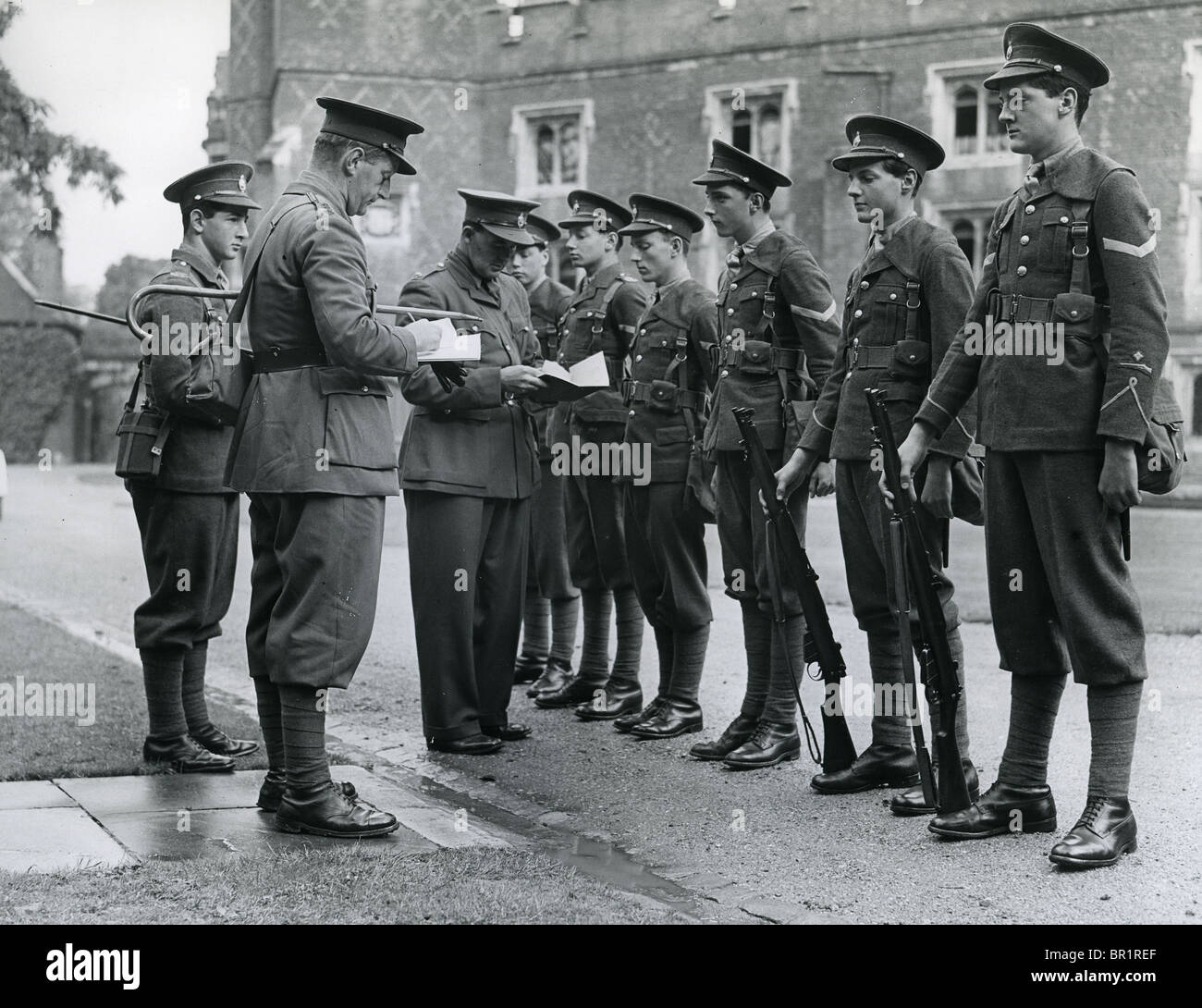 CORPS D'ENTRAÎNEMENT JUNIOR HERSE écoliers Public instruction militaire de base à Harrow en 1939 Banque D'Images