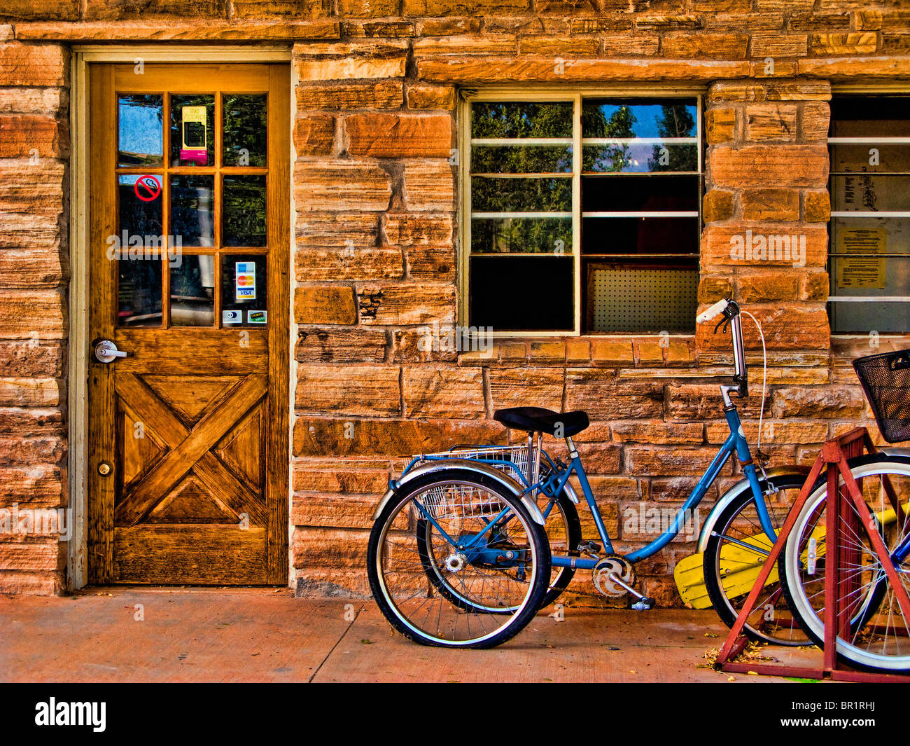 Bicyclettes & porte Banque D'Images