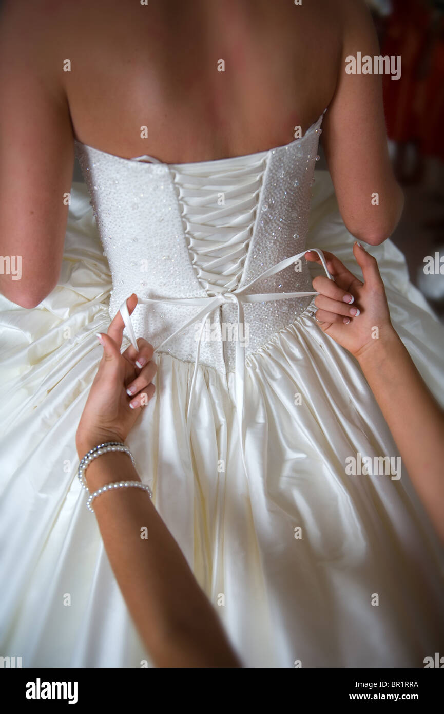 Guindeau d'être attaché sur une robe de mariage Banque D'Images