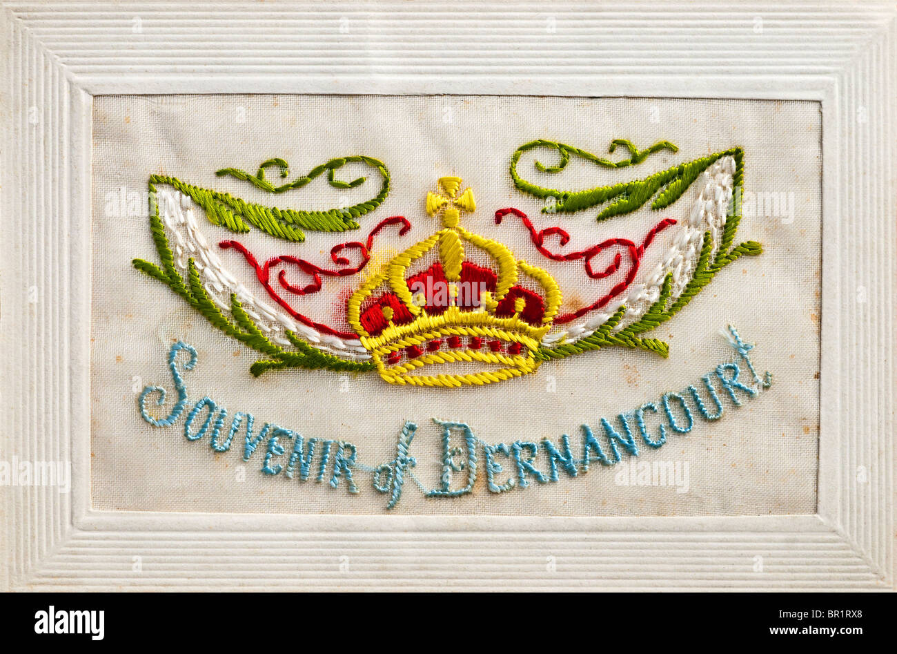 Souvenir de Dernancourt - post-WW1 / Grande Guerre Carte postale représentant brodé couronne et message - France. Banque D'Images
