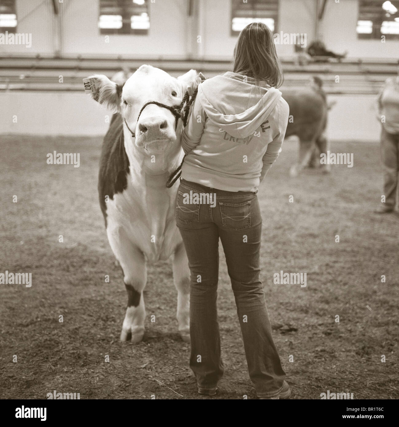 Jeune fille avec son spectacle animal. Banque D'Images