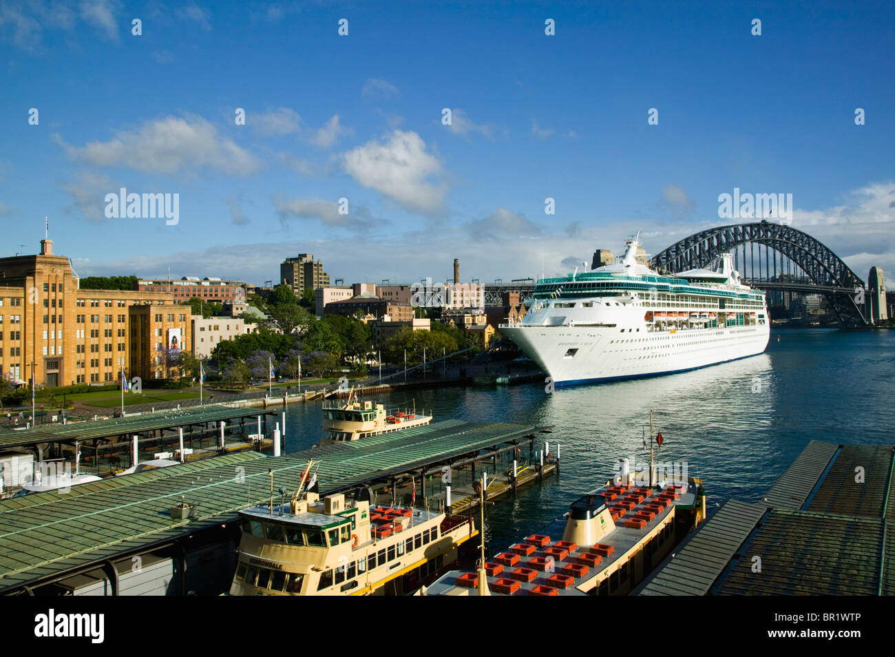 L'Australie, Nouvelle Galles du Sud (NSW), Sydney. Les lignes de Royal Caribbean Rhapsody of the Seas amarré dans le port de Sydney / matin. Banque D'Images